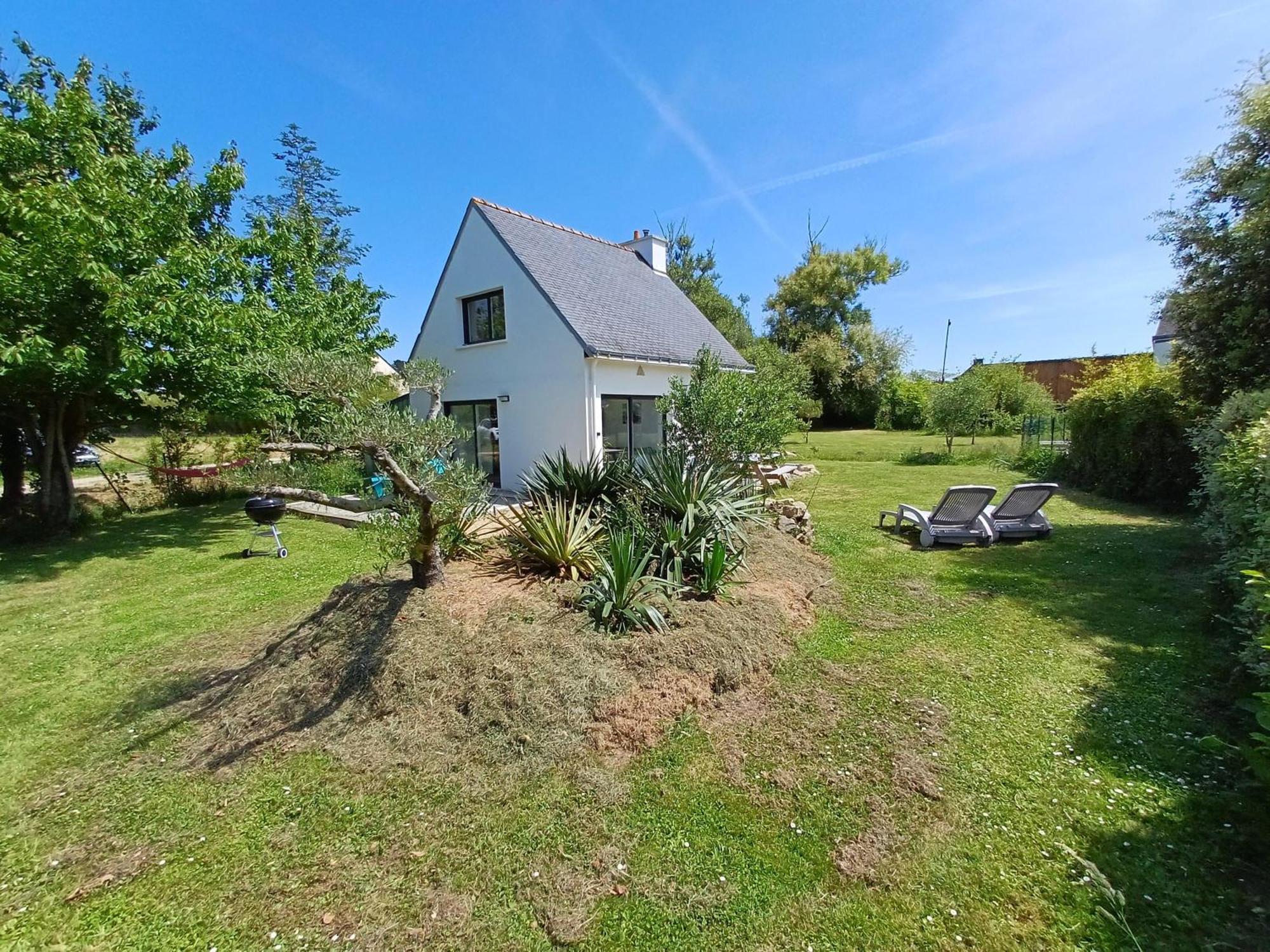 Maison De Vacances: Seaside Retreat with Private Garden Plouhinec  Exterior photo